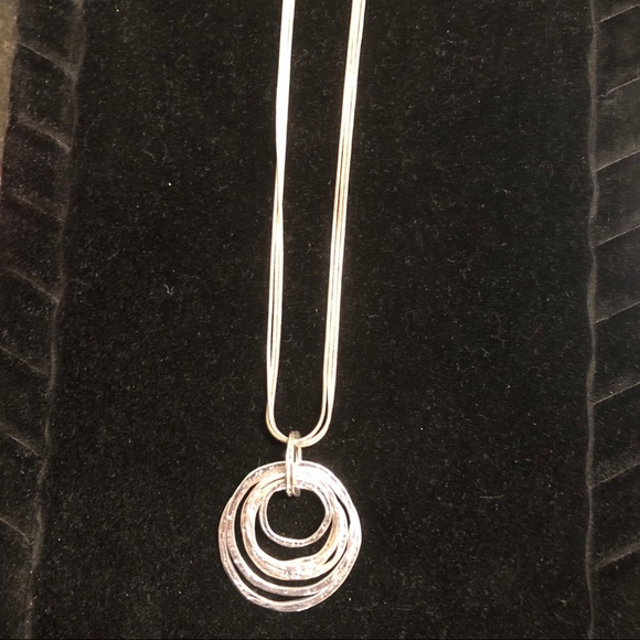 Silver concentric circles necklace - Picture 2 of 4